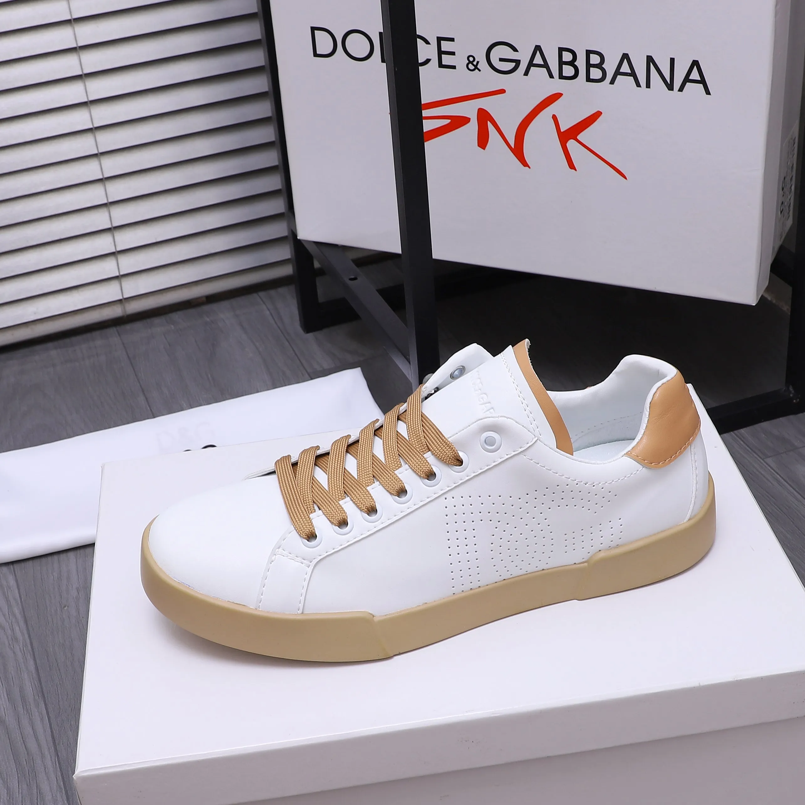 Men's shoes 💰420 Product trademark: DG (Dolce & Gabbana) casual shoes for couples. Regular size: 35-46 (45.46 is custom-made and non-returnable) Product materials: Selected high-quality cowhide upper, leather lining, cowhide insole, original outsole